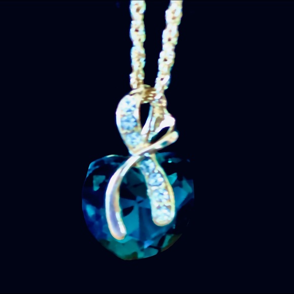 💕Gorgeous Emerald Green Crystal Heart NecklaceSet - Picture 5 of 6